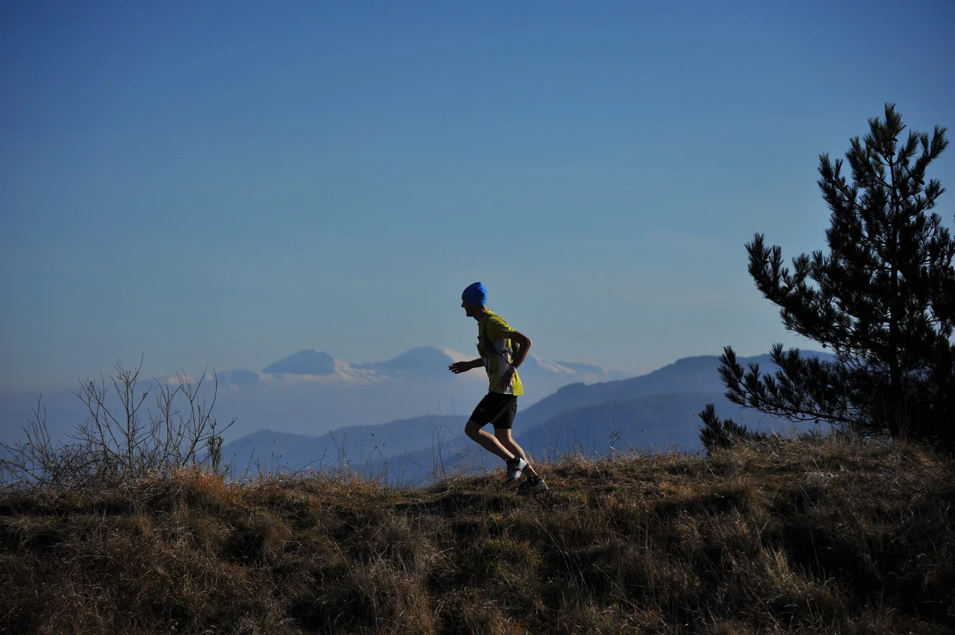 Runner sui sentieri in cresta della Ronda Ghibellina